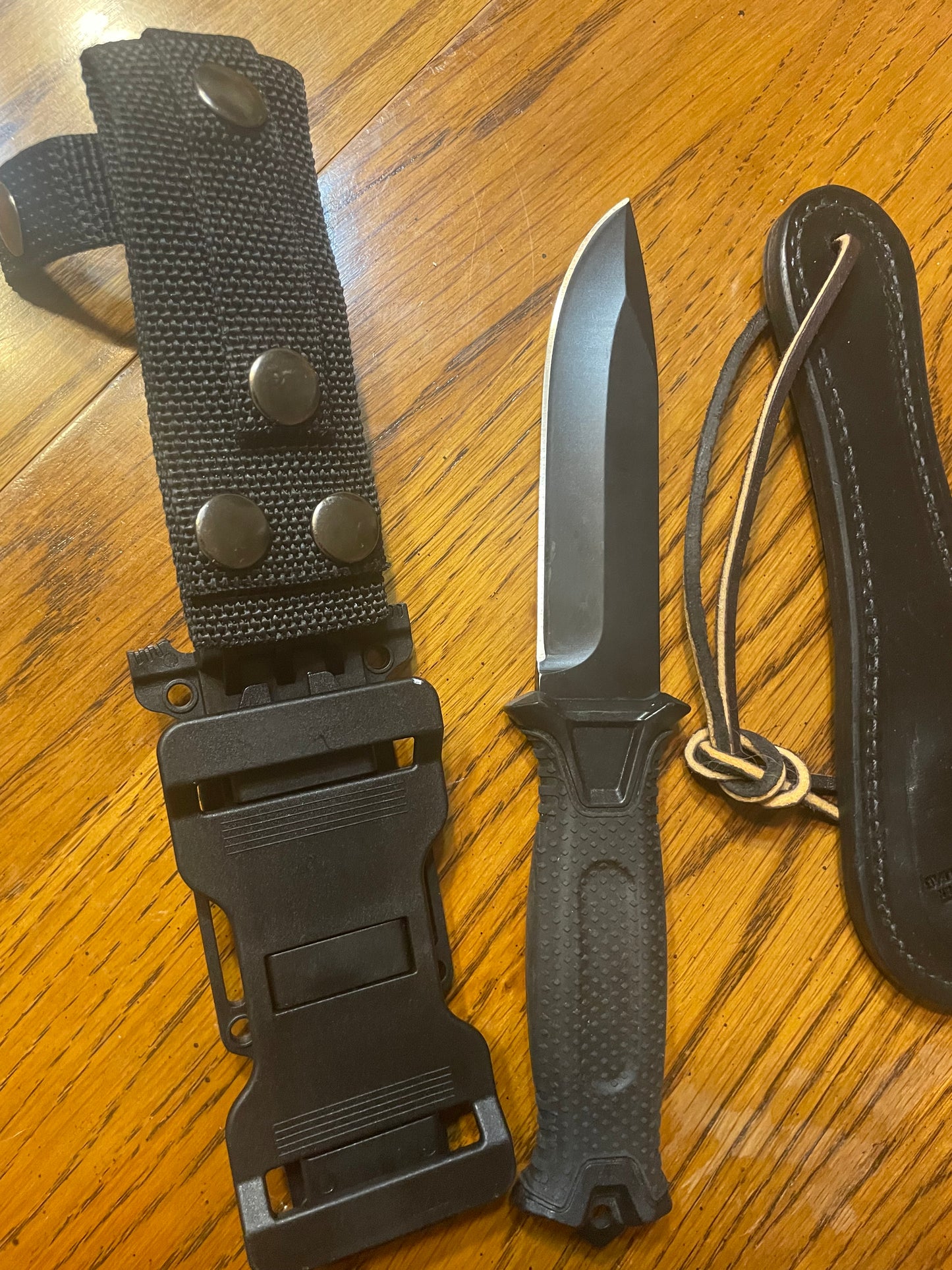 Unsprung black medium Sap tactical knife